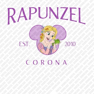 Könnte beinhalten: Ein lila Rapunzel-Design mit dem Text "RAPUNZEL" über einem kreisförmigen Bild von Rapunzel, die einen Frosch hält. Der Text "EST. 2010" befindet sich unter dem Bild, und "CORONA" steht unten. Das Design befindet sich auf weißem Hintergrund.