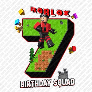 Pode incluir: Um gráfico digital apresentando um grande número sete com textura de grama verde e terra marrom. Um personagem Roblox com roupas vermelhas e pretas está sobre o número. O texto ROBLOX aparece acima e BIRTHDAY SQUAD abaixo em branco.