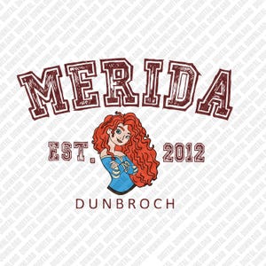 以下が含まれることがあります： 茶色の大学スタイルの文字で「MERIDA」という名前が書かれたデジタルグラフィック。 下には、赤い巻き毛と青いドレスを着たキャラクターのイラストがあります。 グラフィックには、セリフフォントで「EST. 2012」と「DUNBROCH」も含まれています。