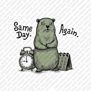 Peut inclure: Illustration numérique d'un ours grognon aux bras croisés, d'un réveil et d'un calendrier. Le texte dit "Same Day. Again." dans une police fantaisiste. L'image est en nuances de vert et de noir.