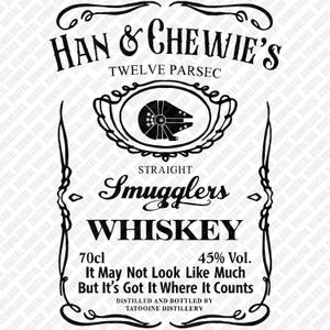 Può includere: Design grafico in bianco e nero di un'etichetta di whisky con il testo "Han & Chewie's" e "Smugglers Whiskey". L'etichetta include un'illustrazione del Millennium Falcon e il testo "It May Not Look Like Much But It's Got It Where It Counts". La bottiglia è da 70cl.
