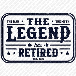 Könnte beinhalten: Ein marineblaues rechteckiges Schild mit dem Text "THE MAN THE MYTH THE LEGEND has RETIRED EST. 2026". Das Design umfasst Sterne und Daumen-hoch-Symbole mit einem Vintage-Look.
