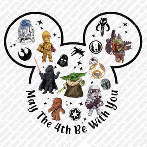 Puede incluir: Un diseño temático de Star Wars con personajes icónicos como R2-D2, C-3PO, Darth Vader y Yoda, dispuestos en forma de orejas de Mickey Mouse. También se incluye la frase "May The 4th Be With You". El diseño está lleno de estrellas y otros símbolos de Star Wars.