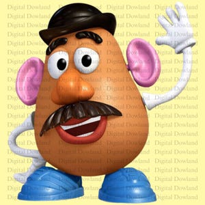 Può includere: Un giocattolo di Mr. Potato Head con un corpo marrone, un cappello nero e grandi baffi. Ha orecchie rosa, scarpe blu e braccia bianche. Il giocattolo sorride e saluta, creando un aspetto allegro.