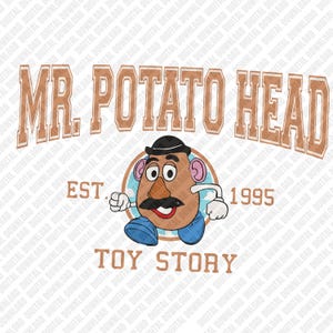 Può includere: Grafica con Mr. Potato Head di Toy Story. Il design include il testo "MR. POTATO HEAD" in un carattere marrone in stile collegiale, con "EST. 1995" e "TOY STORY" sotto. Mr. Potato Head è raffigurato nella sua forma classica.