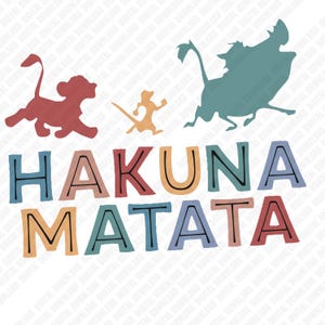 Może przedstawiać: Kolorowa grafika z napisem "HAKUNA MATATA" w pastelowych kolorach. Nad tekstem sylwetki postaci z popularnego filmu animowanego: lwiątko, surykatka i guziec.