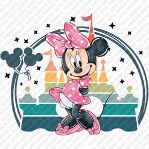 Op de afbeelding: Een cartoon illustratie van Minnie Mouse in een roze polkadot jurk en strik, glimlachend. Ze staat tegen een achtergrond van een kasteel en sterren, met Mickey Mouse ballonnen aan de linkerkant. De afbeelding heeft een retro, vintage stijl.