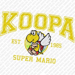 Puede incluir: Un gráfico amarillo de Koopa Troopa de Super Mario, con la palabra "KOOPA" en letras amarillas grandes sobre el personaje. El texto "EST. 1985" y "SUPER MARIO" también están incluidos en amarillo.