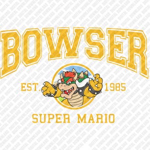 Puede incluir: Un diseño gráfico amarillo y blanco con la palabra "BOWSER" arqueada en la parte superior. Debajo, un personaje de dibujos animados de Bowser, con el texto "EST. 1985" y "SUPER MARIO". El diseño recuerda a un logotipo universitario.