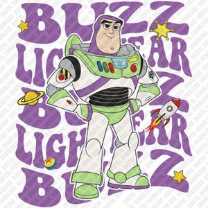 Può includere: Una grafica digitale di Buzz Lightyear di Toy Story. Il personaggio indossa una tuta spaziale verde, bianca e viola, con le parole "Buzz Lightyear" in un font viola stilizzato. L'immagine include un razzo, un pianeta, una palla e stelle.