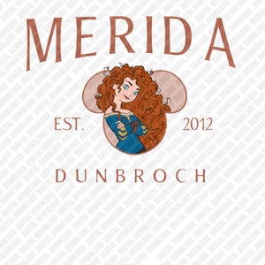 以下が含まれることがあります： 上部に「MERIDA」、下部に「DUNBROCH」と書かれた茶色のグラフィック。中央には、青いドレスを着た赤い巻き毛の女性の漫画が、ミッキーマウスの耳の形の中に描かれています。「EST. 2012」の文字も表示されています。