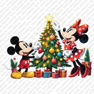 Op de afbeelding: Mickey Mouse en Minnie Mouse versieren een groene kerstboom met kleurrijke ornamenten en een gele ster op de top. Mickey draagt een rode broek en gele schoenen, terwijl Minnie een rode jurk met witte stippen, een strik en hakken draagt.