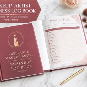Peut inclure: Un livre de journal de bord professionnel bordeaux pour maquilleurs indépendants, ouvert pour afficher le journal de formule de produit. La couverture présente un graphique de rouge à lèvres doré et le texte "Freelance Makeup Artist Business Log Book".