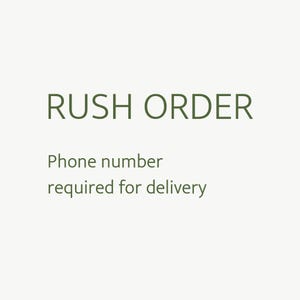 Puede incluir: Una taza de cerámica blanca con un asa negra y el texto "But First, Coffee" en negrita negra. La taza se encuentra sobre un fondo neutro, resaltando su diseño simple.