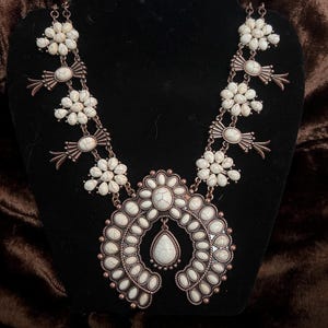 Collier plastron de style fleur de courge d'inspiration amérindienne du sud-ouest de 15 po.