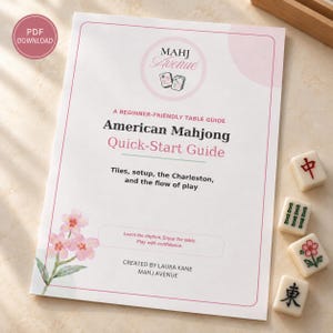 Puede incluir: Una guía de inicio rápido de Mahjong americano en color blanco con detalles en rosa e ilustraciones florales. El texto dice Mahj Avenue, A Beginner-Friendly Table Guide, American Mahjong Quick-Start Guide, Tiles, setup, the Charleston, and the flow of play.