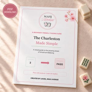 Puede incluir: Una guía PDF digital titulada The Charleston Made Simple, una guía para principiantes sobre la fase de pase del Mahjong americano. El documento blanco presenta gráficos de flores de cerezo rosas, el logotipo de Mahj Avenue y un diagrama.