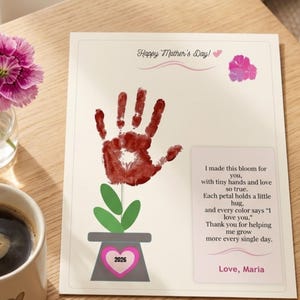 Può includere: Una tazza di ceramica bianca con manico nero e la scritta "But First, Coffee" in grassetto nero. La tazza è posta su uno sfondo sfocato, che suggerisce un'atmosfera accogliente.