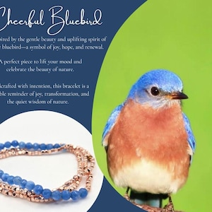 Pode incluir: Uma pulseira com contas azuis e contas cor de ouro rosa. A imagem inclui um pássaro azul com cabeça e asas azuis e peito laranja. O texto diz "Cheerful Bluebird".
