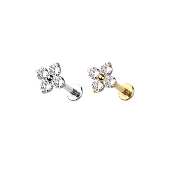 Pendientes de botón con forma de trébol y circonitas cúbicas, base plana de titanio de grado médico, hipoalergénicos, 4 mm.