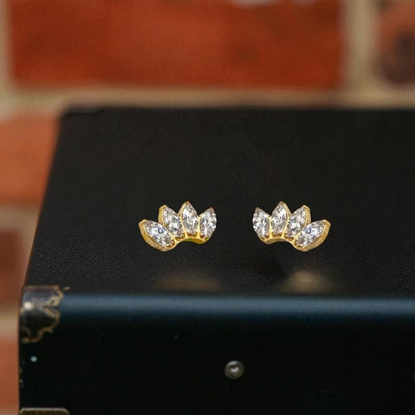 Cuatro aretes de titanio con parte posterior plana de grado de implante Marquise: hipoalergénicos, para cartílago y joyería minimalista para uso diario.