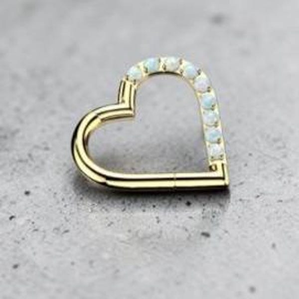 Aro de titanio con cierre de clic y segmento articulado, calibre 16G, con ópalo en forma de corazón.