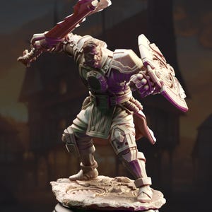 Op de afbeelding: Gedetailleerd beeldje van een krijger in actie, die een groot zwaard en schild hanteert. De figuur is gekleed in een sierlijk harnas met ingewikkelde details en staat op een getextureerde basis. Het kleurenpalet bestaat voornamelijk uit gedempte tinten grijs en gebroken wit.