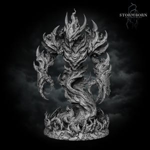 Może przedstawiać: Szara, monochromatyczna figurka humanoidalnego stworzenia złożonego z wirujących, płomienistych kształtów. Postać posiada ostre, spiczaste struktury przypominające zbroję na ramionach i głowie oraz dłonie zakończone pazurami. Widoczny jest napis STORMBORN COLLECTIBLES.