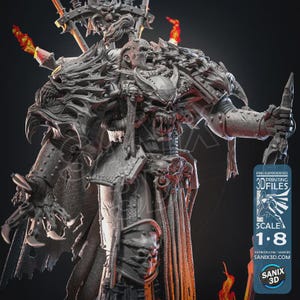 Puede incluir: Figura detallada, impresa en 3D, de un guerrero de fantasía gris, vestido con una armadura ornamentada con un casco con forma de calavera y una expresión amenazante. La figura sostiene una espada y está adornada con llamas. La imagen incluye una etiqueta con "PRE-SUPPORTED 3D PRINTING FILES" y "SCALE 1:8".