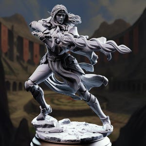 Peut inclure: Figurine grise détaillée d'un guerrier elfe dans une pose dynamique. La figurine porte une armure et des tissus fluides, tenant une arme stylisée. L'elfe a de longs cheveux et est posé sur une base rocheuse, suggérant un thème fantastique.