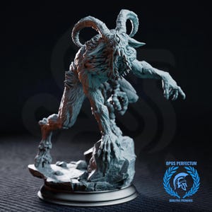 Könnte beinhalten: Eine graue, detaillierte Miniaturfigur eines gehörnten, mehräugigen Wesens mit einem breiten, gezahnten Maul, das auf einem felsigen Sockel steht. Der Sockel zeigt den Text OPUS PERFECTUM und QUALITAS PRIMARIS mit einem blauen Spartanerhelm-Logo.