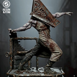 Könnte beinhalten: Eine 1/6-Skala Resin- und FDM-Figur einer muskulösen humanoiden Figur mit einem großen, verrosteten, dreieckigen Metallhelm. Die Figur trägt eine blutbefleckte Schürze und dunkle Stiefel und steht auf einem Sockel mit Rohren und dem Text SILENT HILL 2.