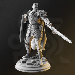 Puede incluir: Figura detallada de un caballero con armadura completa, sosteniendo una espada y un escudo. El caballero está de pie sobre una base rocosa, con intrincados detalles en la armadura y la ropa. La figura tiene una capa y detalles de piel.