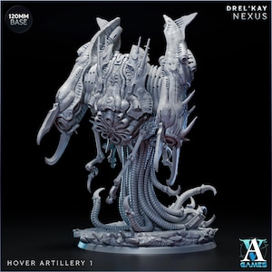 Può includere: Una miniatura di artiglieria volante Drel'kay Nexus su una base da 120 mm. La figura presenta un complesso corpo superiore meccanico con due grandi cannoni laterali, tubi intricati e tentacoli che si estendono verso la base.