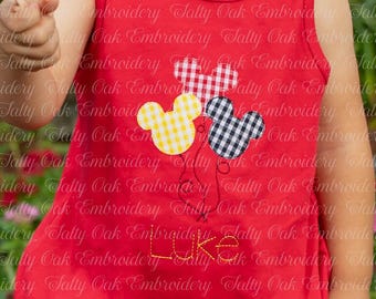 Puede incluir: Top rojo sin mangas con diseño de globos de Mickey Mouse bordados. Los globos tienen patrones de cuadros amarillos, rojos y negros. El nombre "LUKE" está bordado con hilo amarillo debajo.