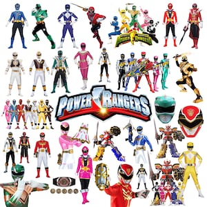 Könnte beinhalten: Eine Sammlung von Power Rangers-Actionfiguren und Helmen in verschiedenen Farben, darunter Rot, Blau, Grün und Gelb. Das Bild zeigt auch das Power Rangers-Logo und den Schriftzug "Mighty Morphin Power Rangers".