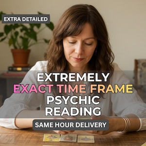 Pode incluir: Uma mulher está sentada a uma mesa de madeira, com cartas de tarô à sua frente. A imagem tem texto que diz "EXTREMELY EXACT TIME FRAME PSYCHIC READING" e "SAME HOUR DELIVERY". As palavras "EXTRA DETAILED" também são visíveis.