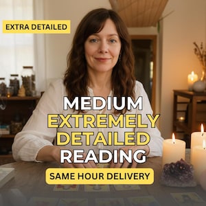 Puede incluir: Una mujer está sentada en una mesa con cartas del tarot, velas y cristales. El texto de la imagen dice "LECTURA MEDIANA EXTREMADAMENTE DETALLADA" y "ENTREGA EN LA MISMA HORA". También se muestran las palabras "EXTRA DETALLADO".