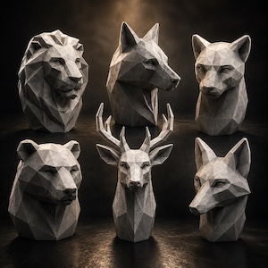 Puede incluir: Una colección de seis esculturas de cabezas de animales grises en estilo low-poly, que incluyen un león, un lobo, un gato, un oso, un ciervo con astas y un zorro. Cada busto está formado por planos geométricos facetados con textura de piedra.