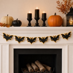 Peut inclure: Une guirlande décorative composée de six découpes en forme de chauve-souris noires avec des contours jaunes, reliées par une fine cordelette. Chaque chauve-souris possède deux petits yeux jaunes et des oreilles pointues.