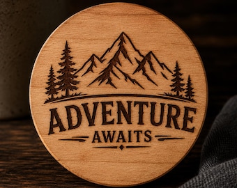 Posavasos "La aventura te espera" - Archivo SVG para grabado láser - Diseño redondo de madera de 90 mm
