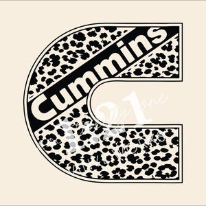 Könnte beinhalten: Ein großer Großbuchstabe C mit einem schwarz-weißen Leopardenmuster. Das Wort Cummins ist in fetten, weißen Großbuchstaben diagonal über die Mitte des Buchstabens C geschrieben und befindet sich auf einem soliden schwarzen Hintergrund.