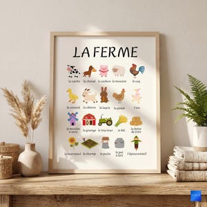 Puede incluir: Un póster educativo enmarcado titulado LA FERME que presenta ilustraciones coloridas de animales de granja, cultivos y equipos con sus nombres en francés impresos debajo de cada elemento, incluyendo una vaca, un caballo, un cerdo, una oveja y un tractor.
