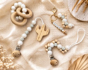 Set regalo per neonata / Clip per ciuccio, sonaglio, accessori per la dentizione e portachiavi per la mamma