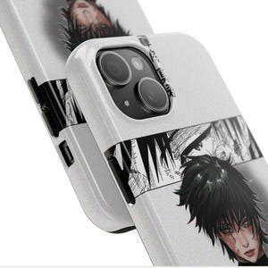 Pode incluir: Capa de telefone branca com uma ilustração em estilo mangá de uma pessoa com cabelo escuro e expressão séria. A capa tem um acabamento brilhante e um design de painel de mangá em preto e branco.