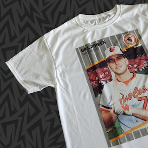 新品メンズ T シャツ ビル ビリー リッケン ファック フェイス 1989 FLEER ベースボール エラー カード ボルチモア オリオールズ ピック サイズ S-2XL