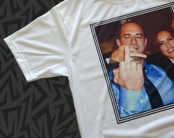 New T-Shirt Law & Order SVU Elliot Stabler Olivia Benson MIDDLE FINGER Behind the Scenes Picture Pick Size S - 2XL