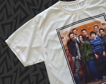 Cult Classic FREAKS and GEEKS TV Television Comedy Series Sitcom 90s Vintage Pick Size S - 2XL