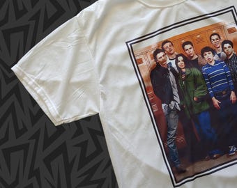 Cult Classic FREAKS and GEEKS TV Television Comedy Series Sitcom 90s Vintage Pick Size xs - 2XL