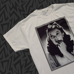 New T-Shirt The Wizard of Oz DOROTHY Print Black & White JUDY GARLAND Pick Size S - 2XL